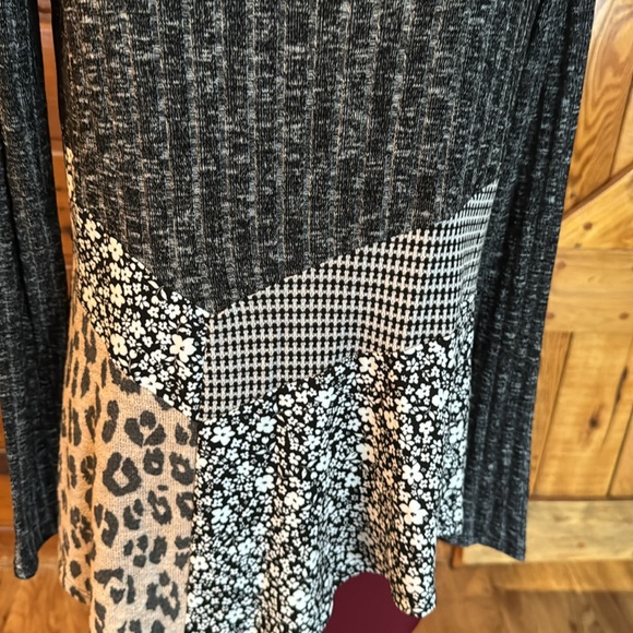 SUGARFOX NWOT MULTI- PRINT TOP W/ ASYMMETRICAL HEM MEDIUM🧡 - Picture 2 of 3